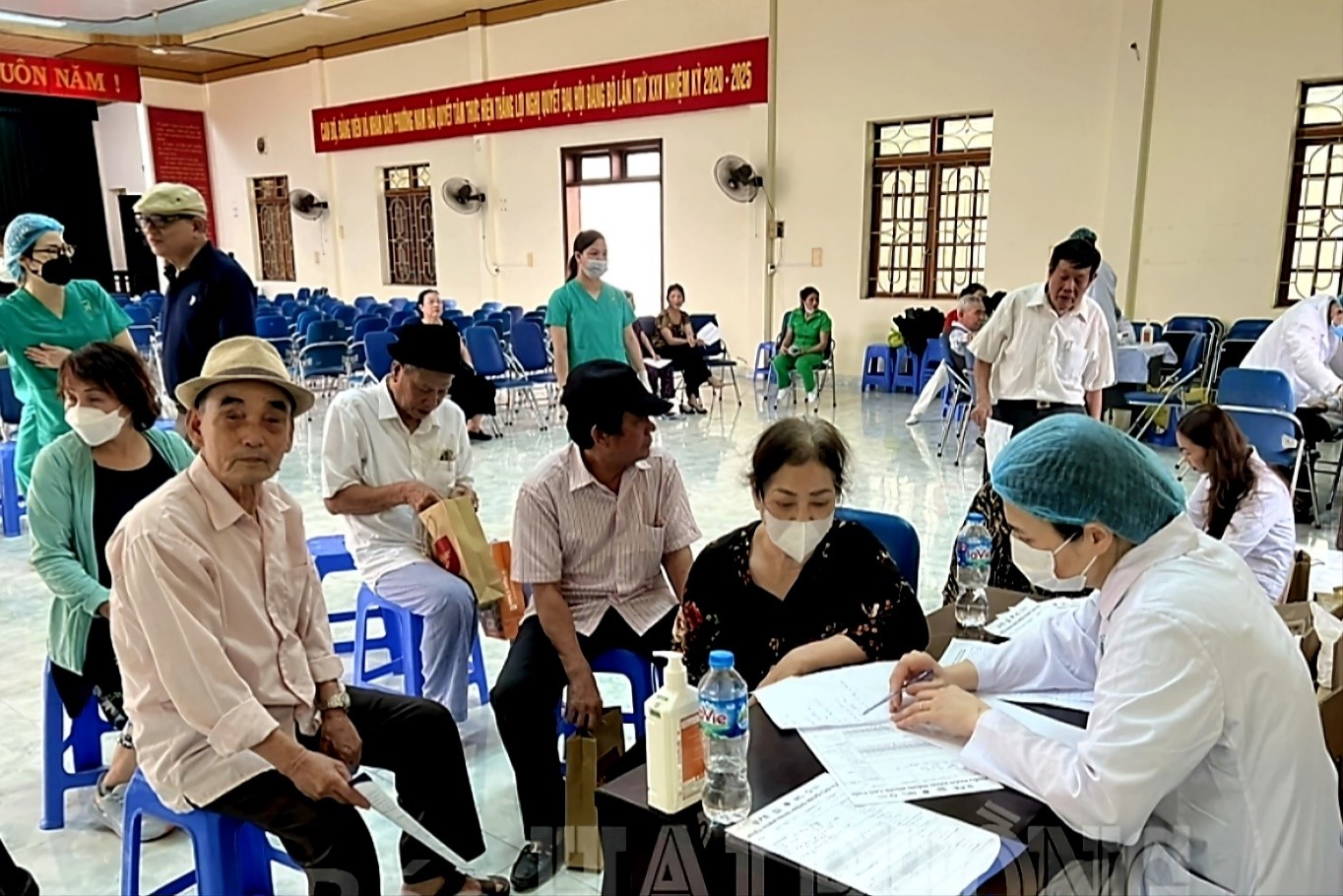 KHÁM, TƯ VẤN SỨC KHỎE RĂNG MIỆNG MIỄN PHÍ VÀ TẶNG QUÀ CHO NGƯỜI CAO TUỔI TRONG THÁNG 10/2024